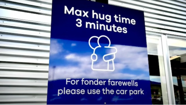 New Zealand Airport Sets 3-Minute Limit on Goodbye Hugs